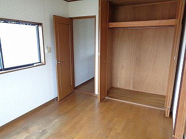 ２階洋室　６帖。