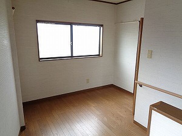 ２階踊り場。日当たりが良く広々としてます