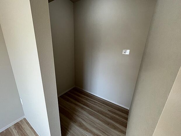 2階洋室約8.2帖WIC