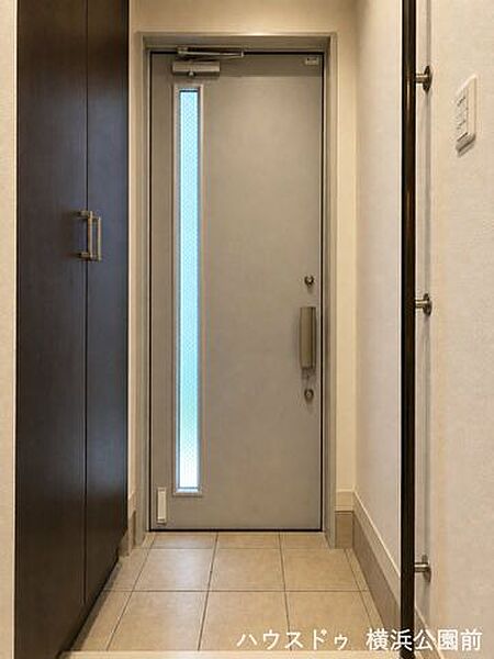 シックなダークトーンの建具と明るいタイルのコントラストが、上質な空間を演出。手すり付きのバリアフリーに配慮された設計が、日々の生活に優しさとゆとりをもたらします。