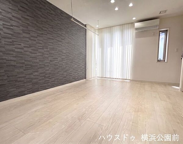 リビングとダイニングスペースを分けて使いやすい間取りです。大きな窓から光が入り、室内も明るい印象です。ご家族でゆったり過ごせる空間となっております。
