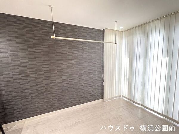 リビングには室内物干しを設置しており、雨の日のお洗濯にも便利です。家具の配置もしやすく、空間を広くお使いいただけます。