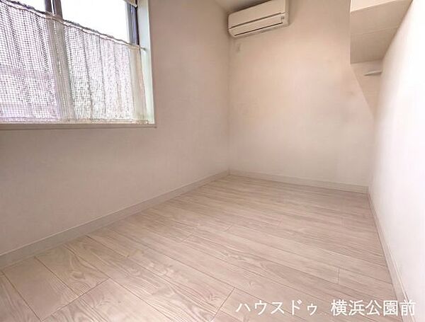 白基調の明るい4.2帖の洋室。シングルベッドを置いてもゆとりがあり、子供部屋や客間に最適です。窓からの自然光が室内を優しく包み込み、爽やかな朝を迎えられます。清潔感溢れる心地よい個室空間です。