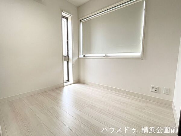 明るく心地よい4.7帖の洋室。高い位置にある窓は、プライバシーを守りつつ開放感を演出します。お子様部屋としてはもちろん、集中して作業ができるテレワークスペースや趣味の部屋としても最適なサイズ感です。