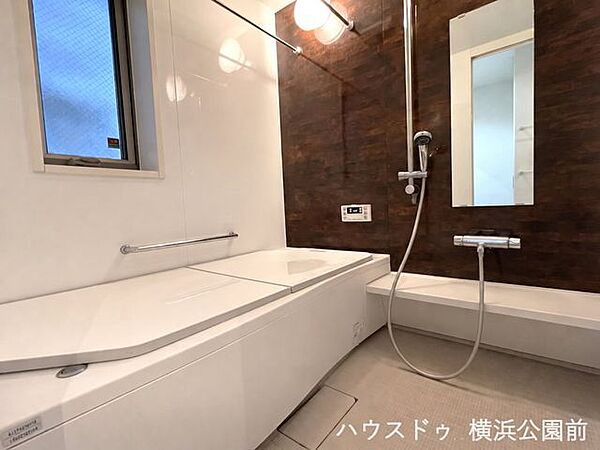 木目調パネルが心落ち着くバスルーム。窓付きで換気効率が良く、カビ対策や掃除もスムーズです。浴室乾燥機や追い焚きなど機能も充実。ゆったりとした浴槽で、お子様とのバスタイムも楽しく過ごせる広々空間です