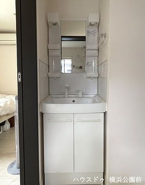 3階フロアに専用の洗面台を完備。忙しい朝の身支度ラッシュを緩和し、加湿器の給水や掃除の際にも階下へ降りる手間が省けます。3階建ての暮らしをより快適にする、便利な設備です。