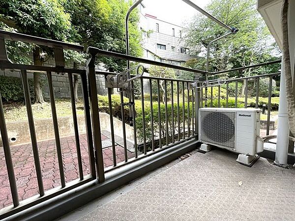 【バルコニー】目の前に緑が広がる、落ち着いた雰囲気のバルコニー。物干し金具を備えており、洗濯物干しにも便利なスペースです。