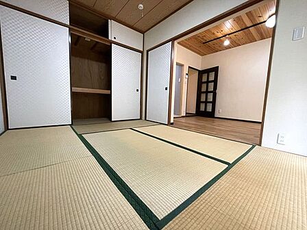 【和室別アングル】大きな押入れ収納を備えた和室。リビングと隣接した使い勝手の良い間取りで、客間や書斎スペース、お子様の遊び場など幅広く活用できます。