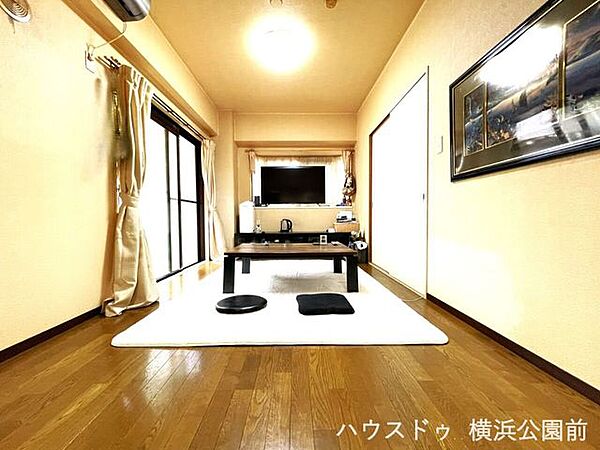 LDは約9.0帖。L字バルコニーに面しており、開放感があります。