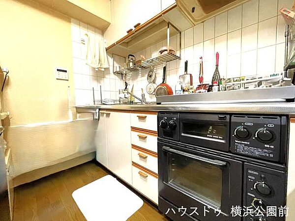 システムキッチンを採用しております。リビングとは仕切りもなく、移動やお料理の持ち運びも簡単です。