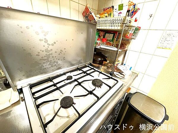 コンロは3口、上蓋付きなのでお料理をしない場合は作業台としても利用可能です。