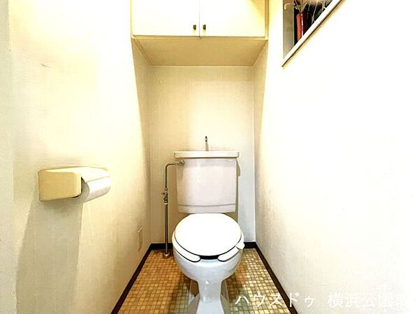 玄関そばにトイレがございます。