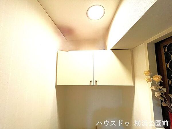 吊戸棚がございますので、トイレ用品をストックしておけます。