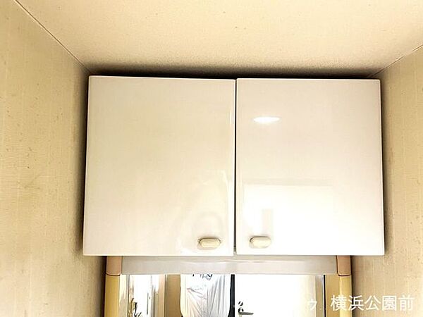 洗面台にも吊戸棚がございますので、水回り用品をストックしておけます。