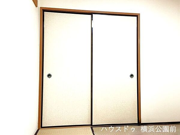和室は押入れが付いております。