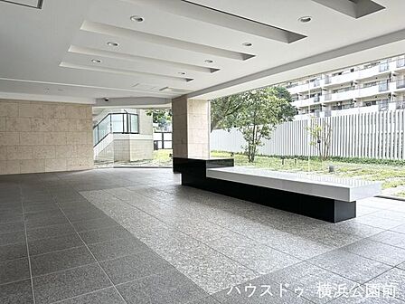 大きな窓から外の緑がよく見える、明るく広々としたロビー。すっきりとしたフラットな造りで、心地よい開放感があります。日々のちょっとした待ち時間も、ゆったり気持ちよく過ごせそうな空間です。