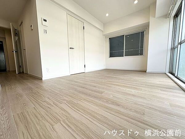 隣接する約4帖の洋室へ動線が繋がる間取りです。扉を閉めることで寝室と居室を明確に分けることが可能。室内にはインターホンが配され、来客時の対応もその場でスムーズです。