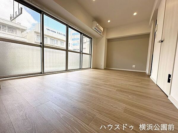 面に広がる大きな窓がもたらす開放感が魅力。手前に十分なスペースがあるため、デスクやソファなどの大型家具も収まりが良く、自分好みのワークスペースを構築できます。