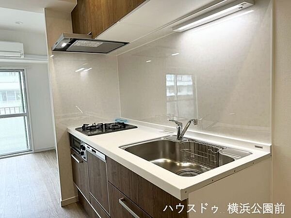 キッチンは自炊派に嬉しい2口ガスコンロとグリル付き。上下の豊富な収納に調理器具もきれいに収まります。手元灯や手入れしやすい壁面など、毎日の料理が捗る仕様です。