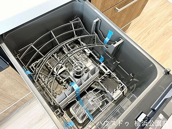 キッチンには食器洗い乾燥機が備わっています。食後の面倒な後片付けを自動で行えるため、家事の時間を短縮可能。自炊派の方はもちろん、忙しい毎日の時間を有効に使いたい方に重宝します。