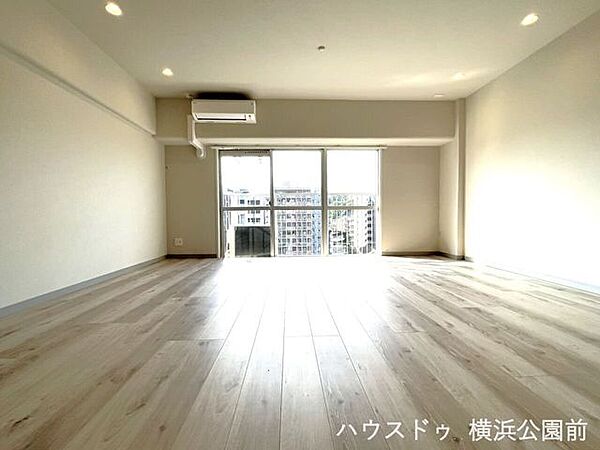 LDKは約16.5帖。10.61m2のバルコニーに面しており、採光の取れた空間です。
