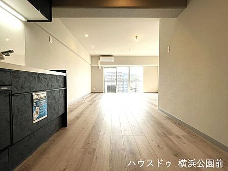 オープンな設計なので、キッチンからリビングの様子が伺えます。
