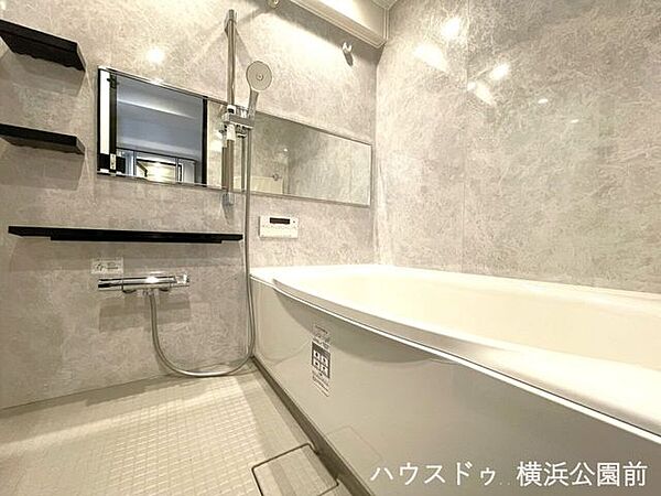 ユニットバスも新規設置。グレーの壁はシックで品があります。