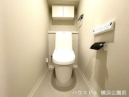 トイレも新規交換済み。温水洗浄・温便座機能付きです。