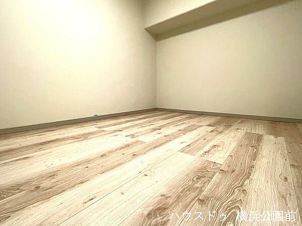 サービスルームは約5.4帖。居室は勿論、仕事部屋としても利用可能です。