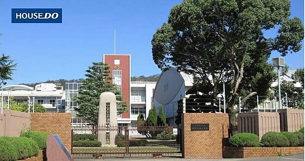 大阪教育大学付属小学校緑に囲まれた北摂の地、池田市の中央部にあるり110年以上の歴史を持つ小学校です。 1190m