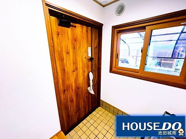 ウッドの玄関扉はおしゃれで重厚感ありますね♪♪明るい玄関です！