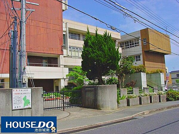 箕面市立第二中学校 1360m