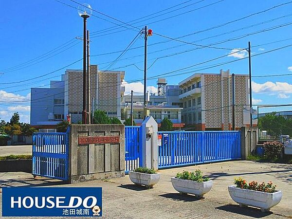 箕面市立西小学校箕面市立西小学校です♪♪ 1280m