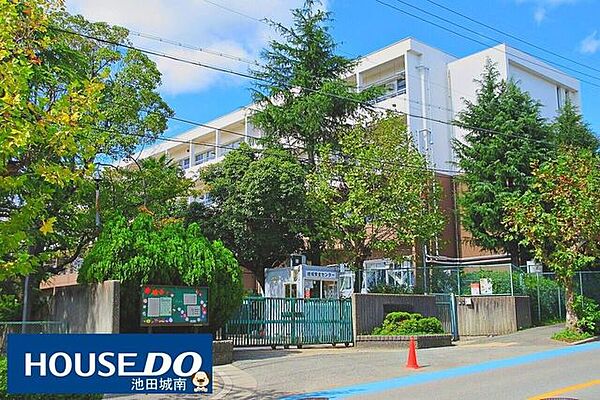 箕面市立東小学校 1590m