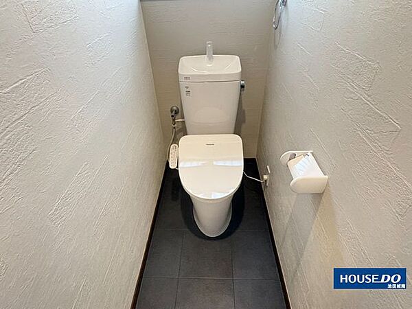 毎日使うトイレは、白を基調とした清潔感あふれる空間に！