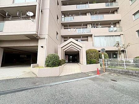 マンション前の道路は車の通行量も少なく、車の出入りも比較的しやすいです。