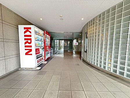 エントランスには自動販売機がございます。