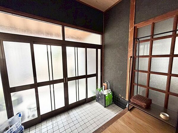 広々とした玄関です。写真には写ってはいませんが、靴を収納できるスペースがあります。