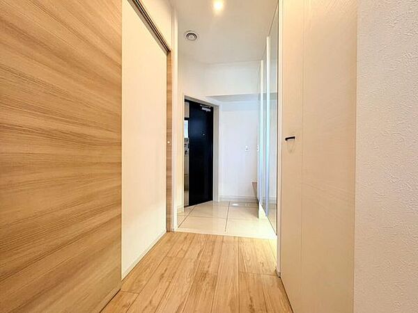 白×ナチュラル木目の、帰るたびにホッとする柔らか空間です。