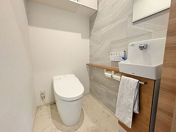 ゲストも使いやすい、洗練された手洗い場付きのトイレです。