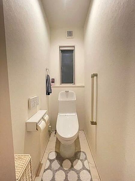 来客時も安心の清潔感あるトイレです。