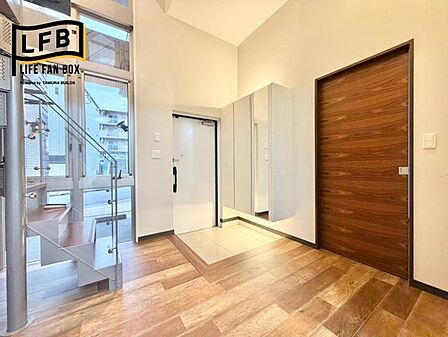 玄関には姿見付きのシューズボックスがあります。お出かけ前の身だしなみチェックに便利です♪
