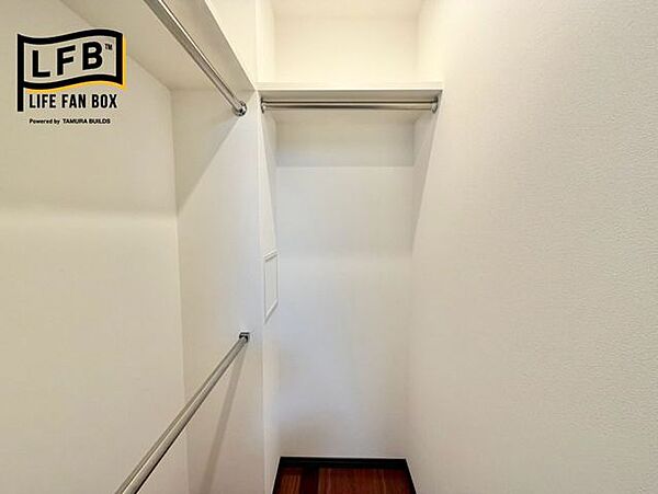上部にライトが設置されており、物の出し入れしやすそうです。衣類はもちろん、日用品やバッグの収納にも活用できます。