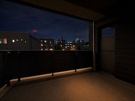 バルコニーを夜に撮影してみました!上部にライトがあります。シックな雰囲気でとてもオシャレです!