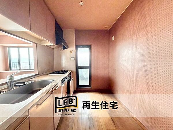 キッチンには勝手口があり、換気に便利です。※リフォーム完工前の写真になります