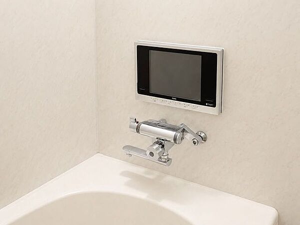 半身浴や毎日の入浴が楽しみになるテレビ付きお風呂です。※AI技術により画像内の家具・残置物を消去しています。現況と異なる場合は現況を優先します。