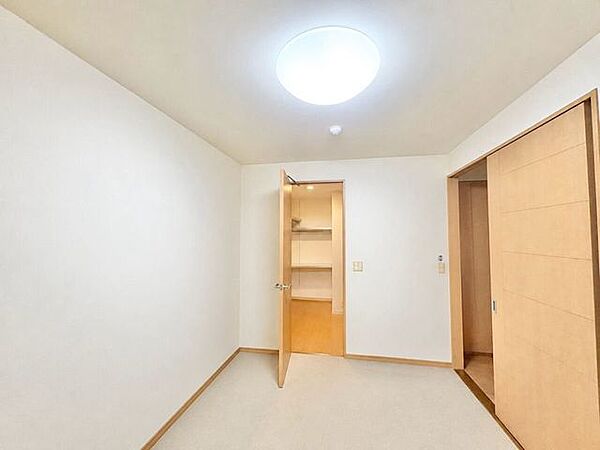 全居室にウォークインクローゼット完備！お部屋をいつでもスッキリ広く使えます。※AI技術により画像内の家具・残置物を消去しています。現況と異なる場合は現況を優先します。