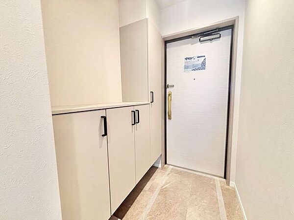 シューズボックス付きの玄関です。小物を置いて、よりおしゃれな空間にもできそうですね♪