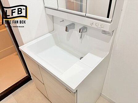 広々ボウルで水撥ねを防ぎます。壁付け水栓で洗面台のお掃除も楽そうです。