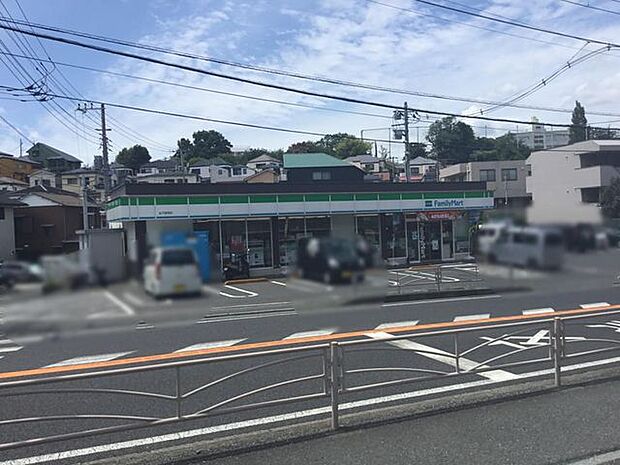 ファミリーマート金沢富岡店 徒歩9分。 700m